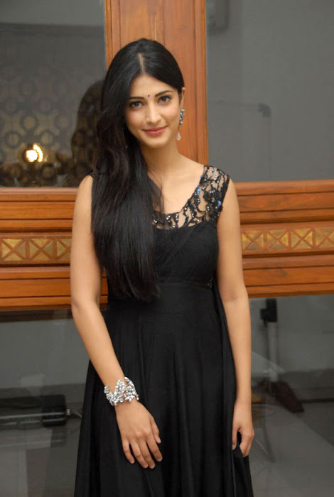 shruthi han at oh my friend audio launch, shruthi han new unseen pics